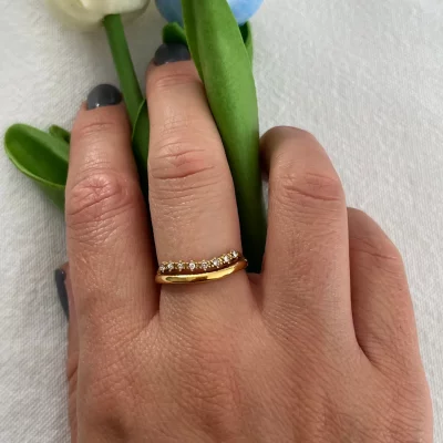 main portant la bague en acier inoxydable et zircons - AUREA