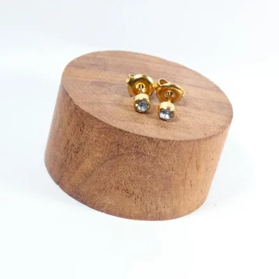 boucles d'oreilles puces en acier inoxydable doré et zircon cristal vendu sur nallia bijoux a aimargues