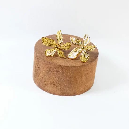 Boucles d'oreilles puces fleurs en acier inoxydable doré vente de bijoux fantaisie tendance a aimargues