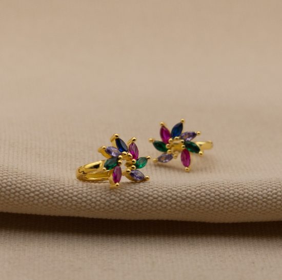 boucles d'oreilles créoles en argent 925 doré avec zircon en forme de fleur bleu, vert et rose. vendu par nallia bijoux à aimargues