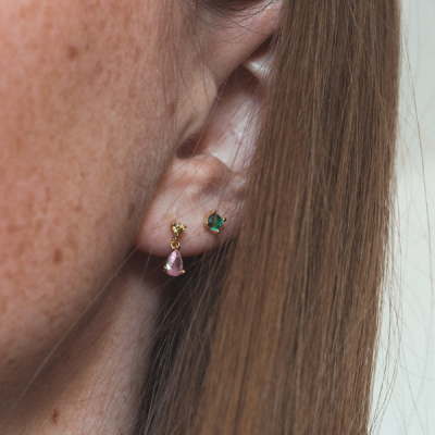 boucle d'oreille puce avec zircon rose et vert en argent 925 plaqué or vendu par nallia bijoux à baillargues