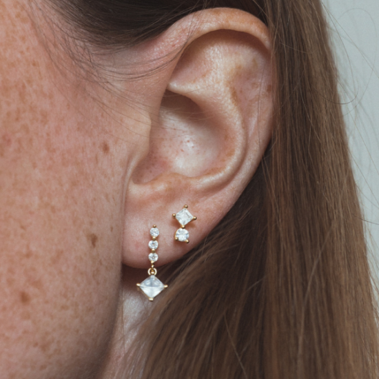 boucle d'oreille en argent 925 plaqué avec zircon cristal vendu par nallia bijoux accumulation de boucle d'oreille aimargues