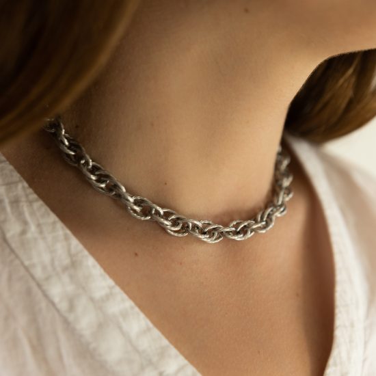 collier en acier inoxydable argenté existe également en doré collier tendance et moderne vendu par nallia bijoux à montpellier