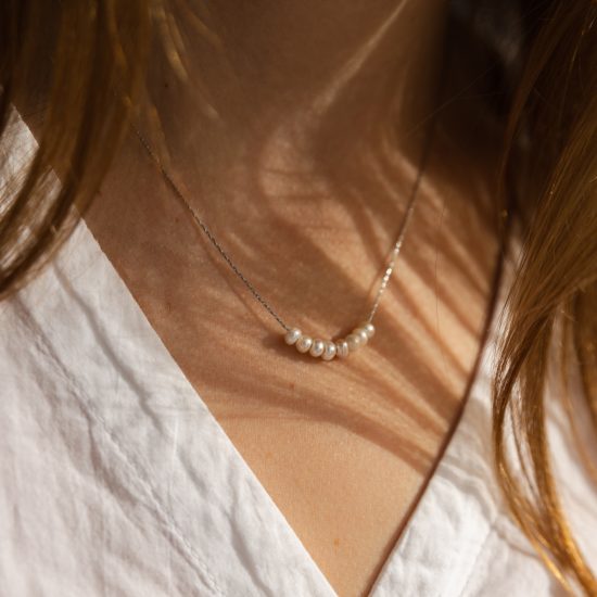 collier en acier inoxydable doré avec perles blanches discret et intemporel vendu par nallia bijoux à montpellier