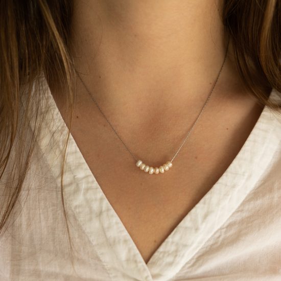 collier en acier inoxydable argenté avec perles blanches discret et intemporel vendu par nallia bijoux à pérols