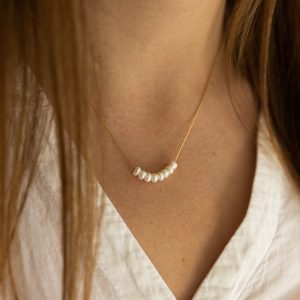 collier en acier inoxydable doré avec perles blanches collier discret et moderne vendu par nallia bijoux à lattes