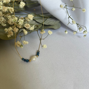 collier en acier inoxydable doré avec perles blanche et bleu vendu par nallia bijoux aimargues