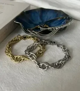bracelet dorée, argentée et multiicolore sur la boutique en ligne de nalliabijoux à Aimargues